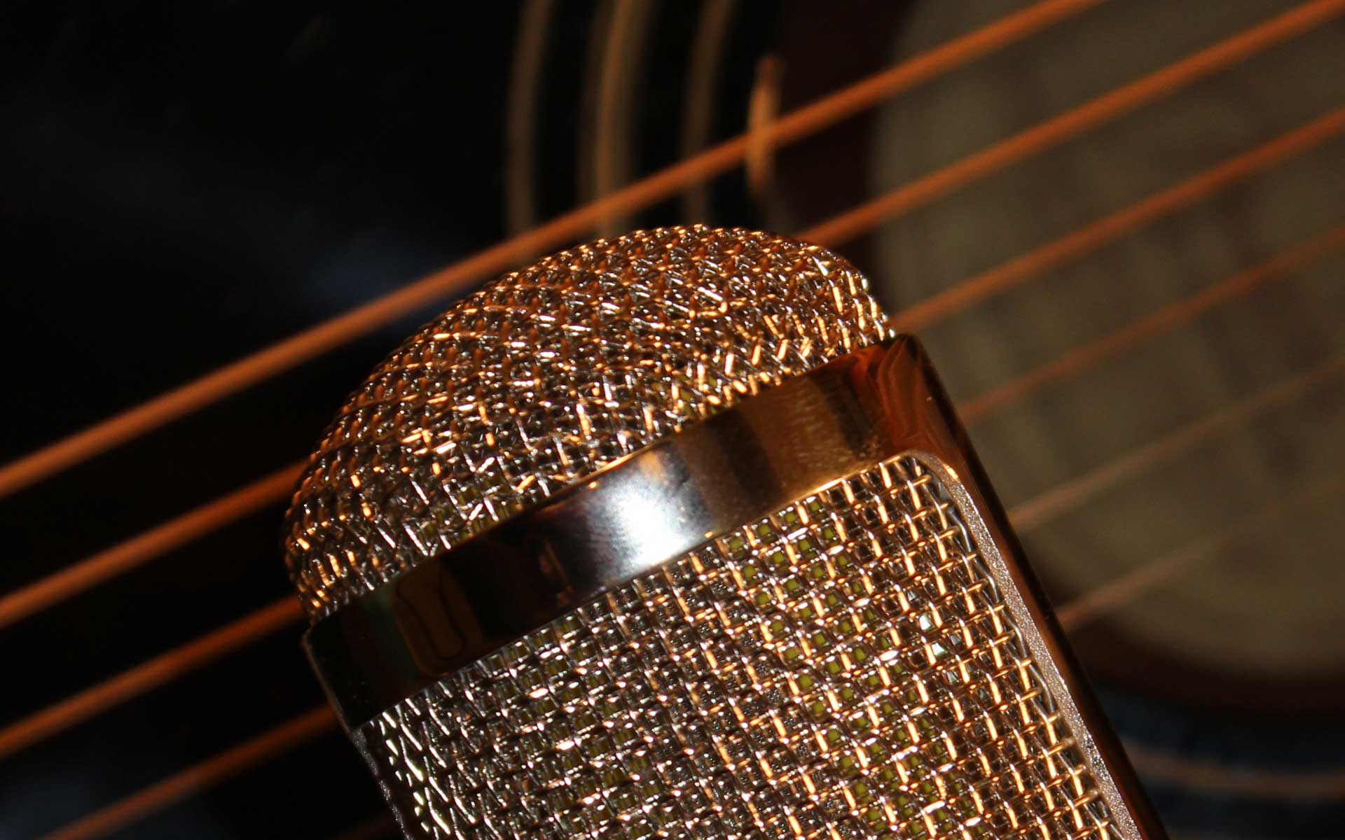 Aufnahme einer akustischen Gitarren mit einem Bändchen Mikrofon von MXL